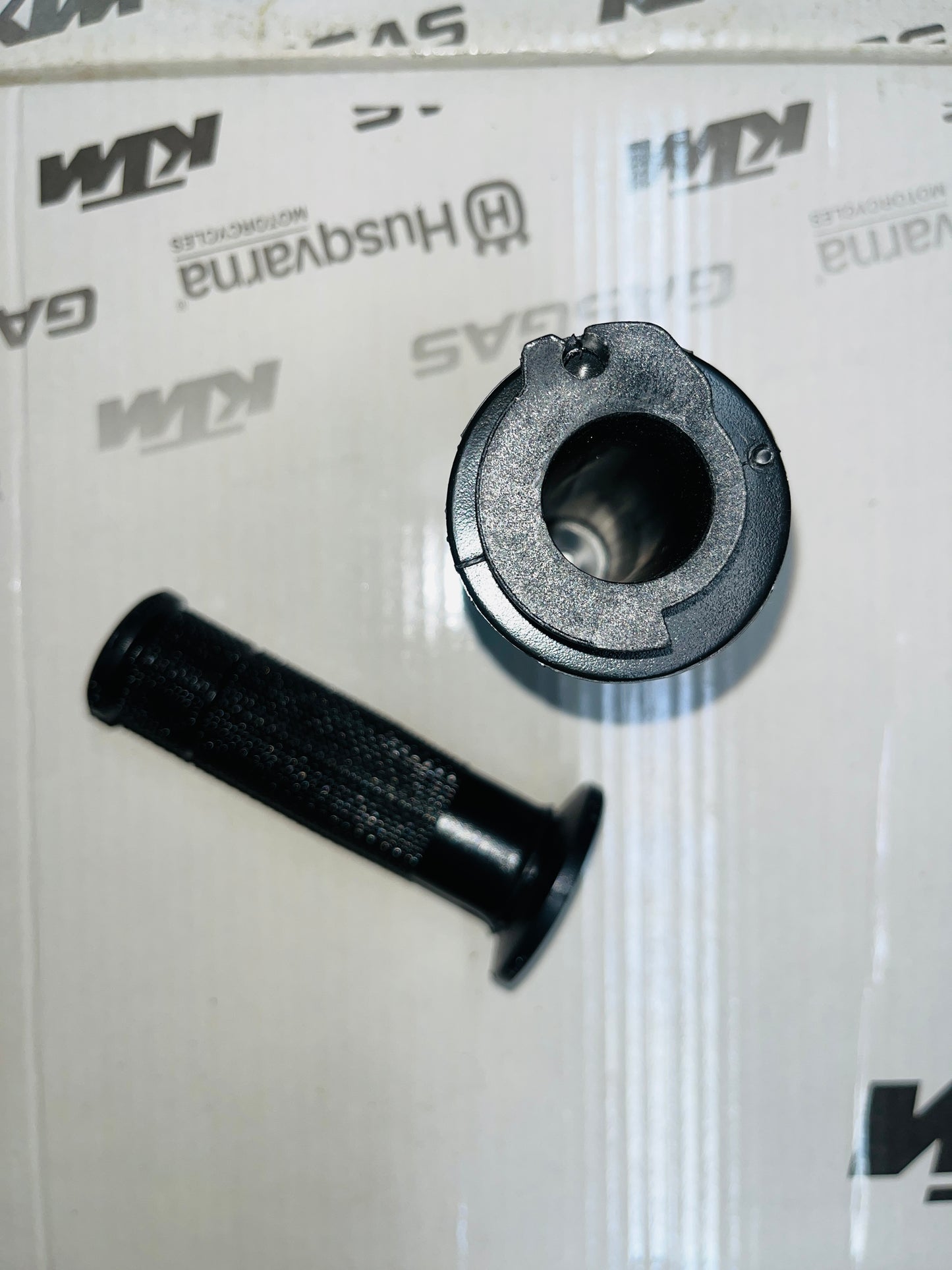 HANDLE GRIP SET - RIGHT:JG151038 / LEFT- JY151012 - KTM
