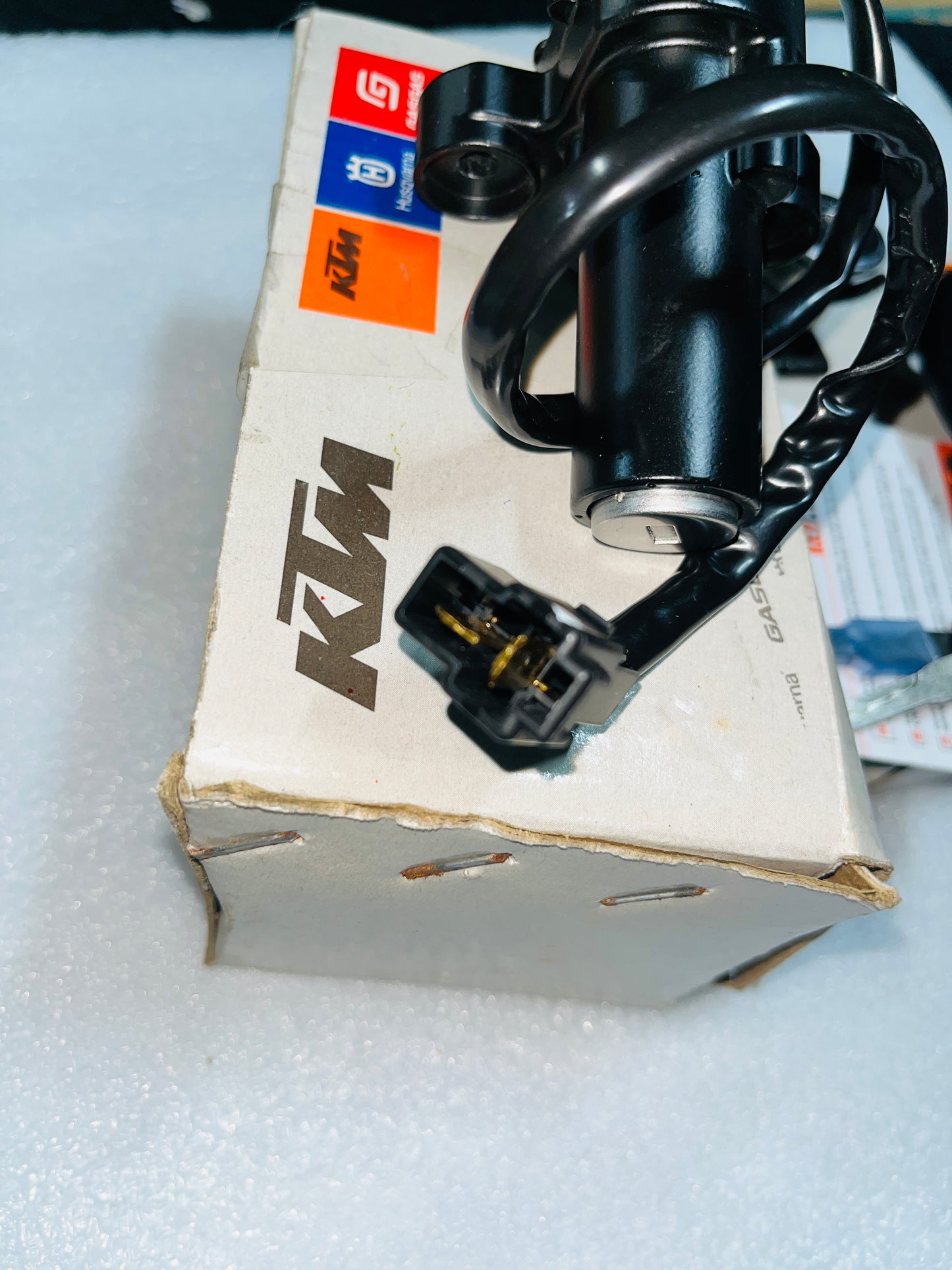 KTM RC BS3 LOCKSET ASSEMBLY WITH TANK CAP (Part no:- JY232607/JY171093)