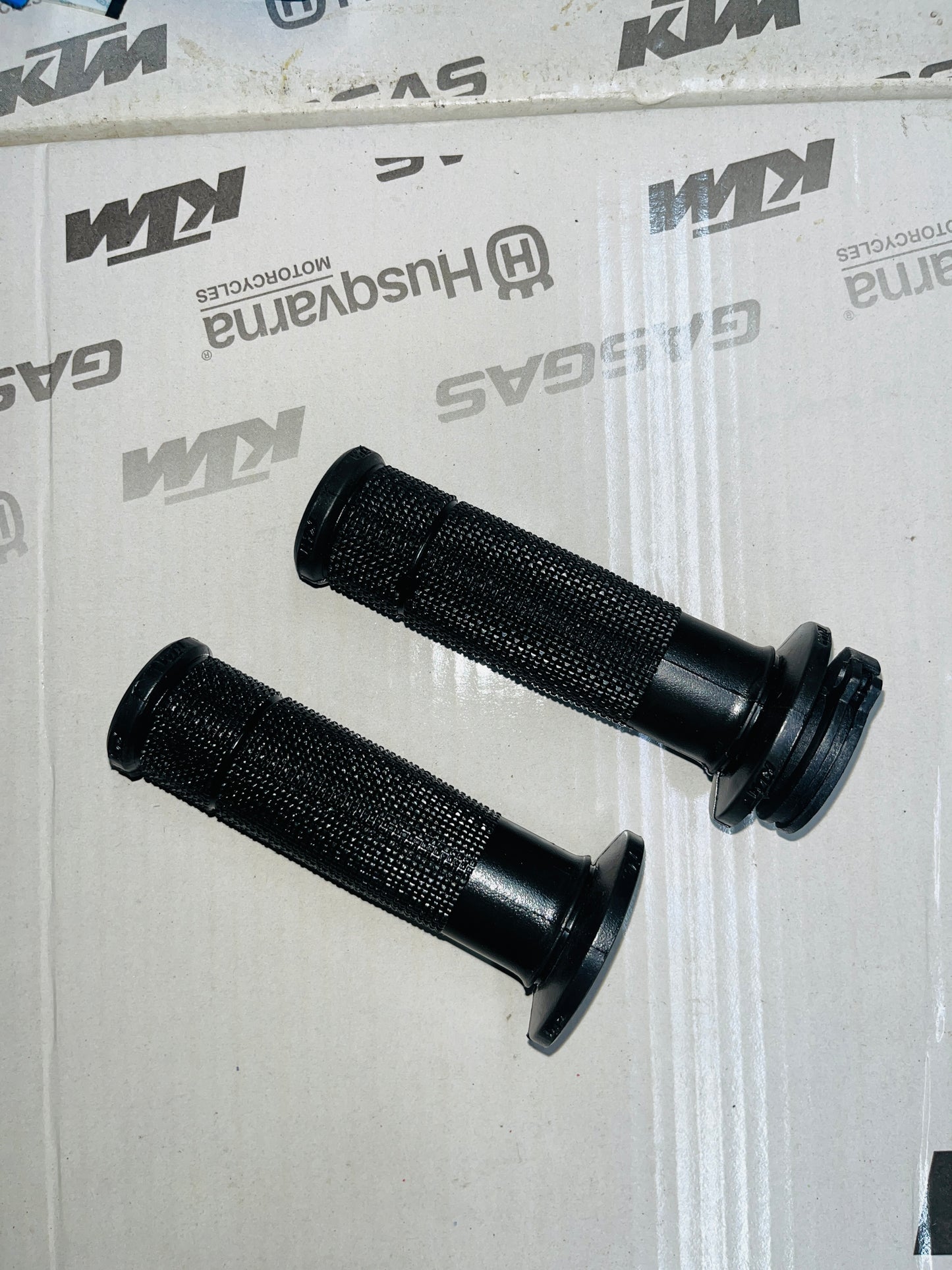 HANDLE GRIP SET - RIGHT:JG151038 / LEFT- JY151012 - KTM