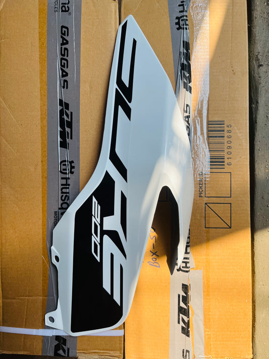 DUKE 200 BS6 TANK PANEL LH WHITE Part no:-()