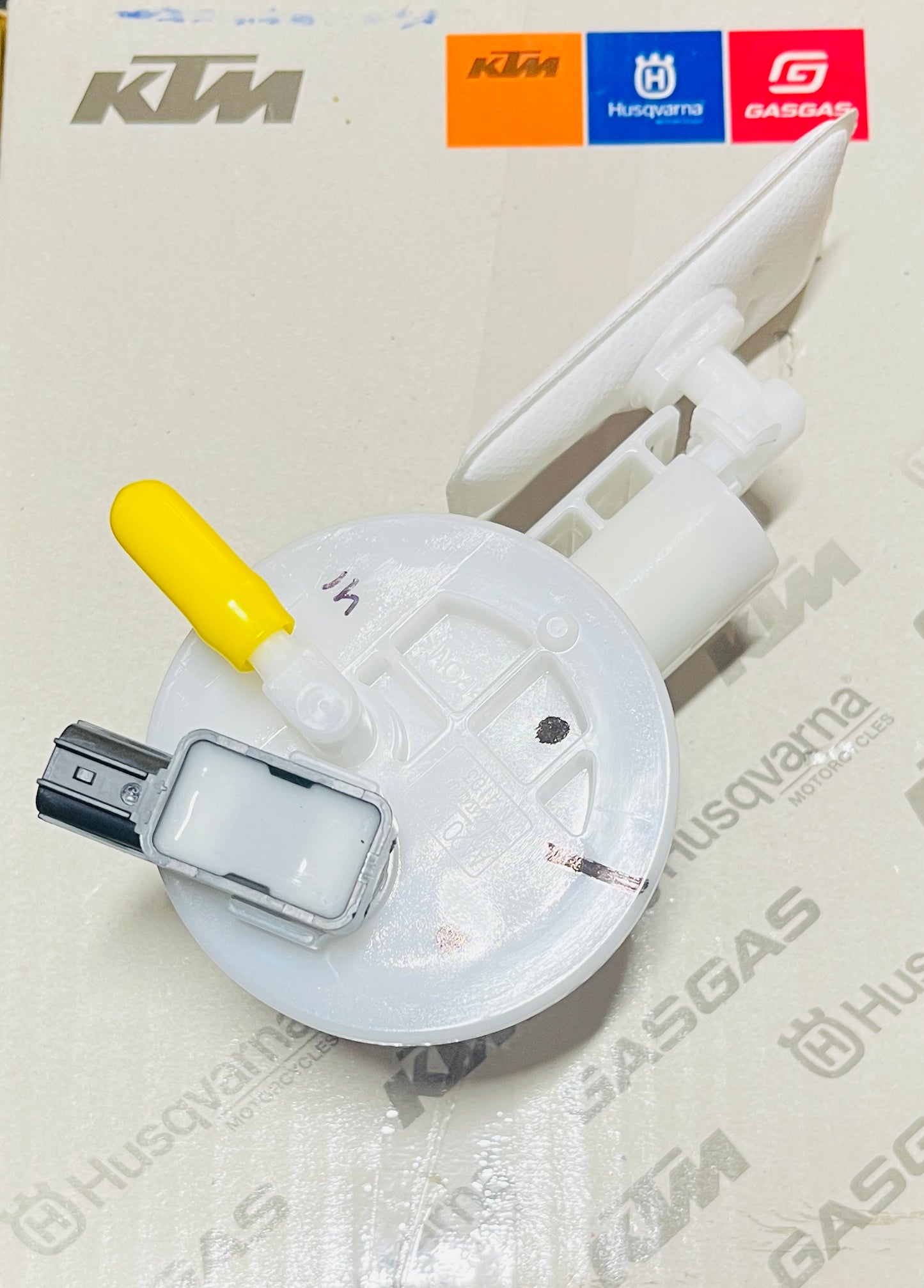 FUEL PUMP ASSEMBLY - AA201375 - BAJAJ BS6