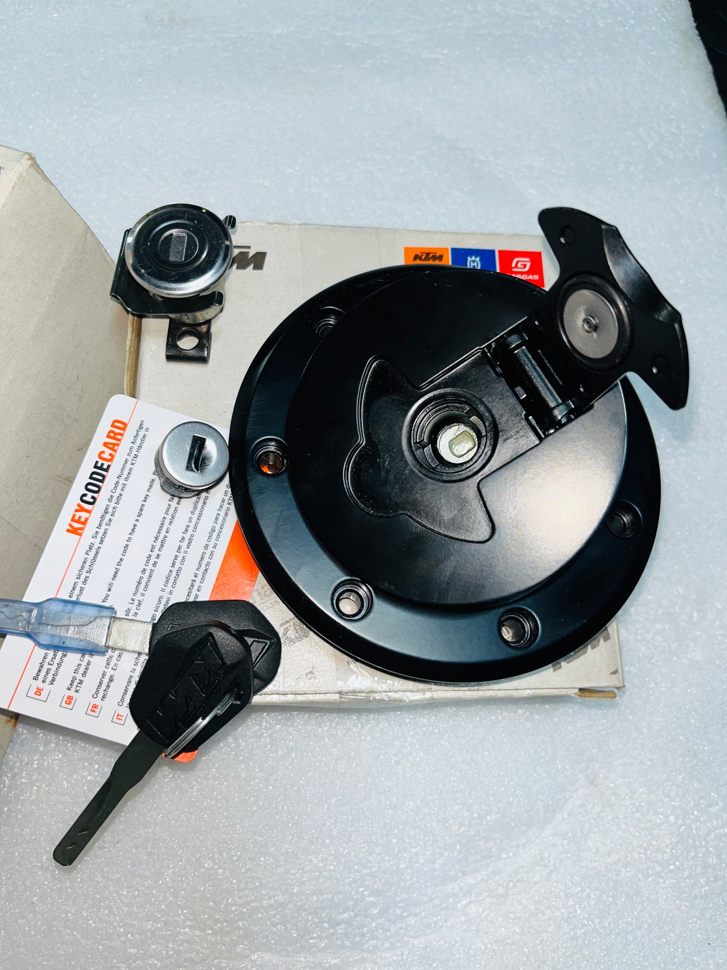 KTM RC BS3 LOCKSET ASSEMBLY WITH TANK CAP (Part no:- JY232607/JY171093)