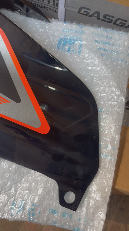 DUKE 250 TANK PANEL GLOSS BLACK + DECAL Part no:-()