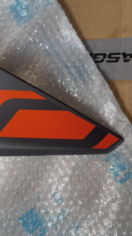 DUKE 250 GALWANO MAT GREY RH TANK PANEL + DECAL Part no:-()