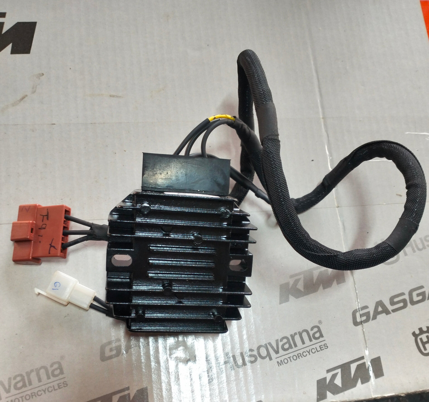 REGULATOR DUKE 250 BS6-JU402001
