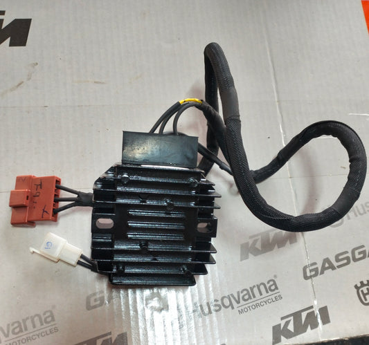 REGULATOR DUKE 250 BS6-JU402001