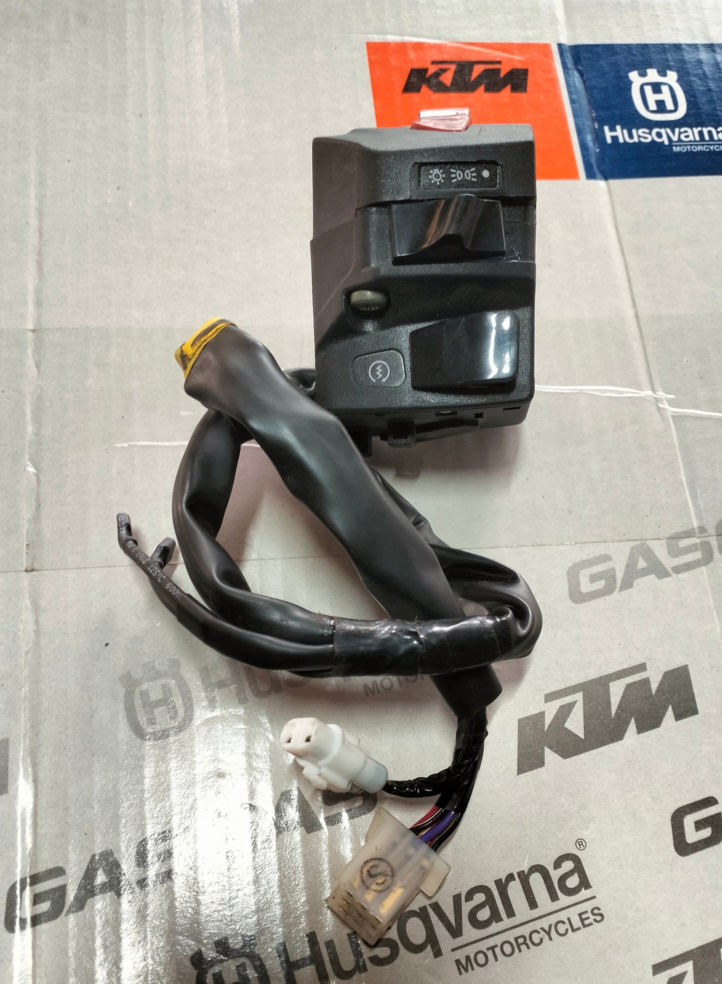 CONTROL SWITCH - RIGHT -
JY401403 - KTM RC